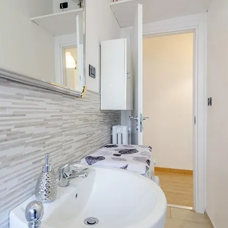 Guesthost - Cenisia District Bright Sunflower Mini Flat Турин