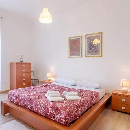 Guesthost - Cenisia District Bright Sunflower Mini Flat * Turyn