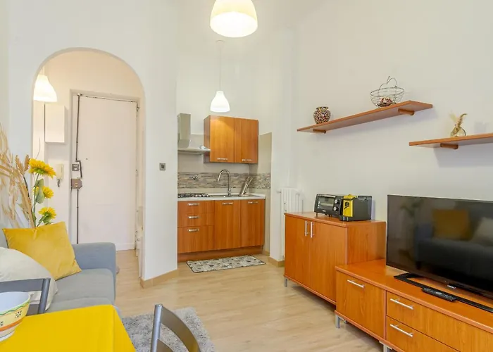 Guesthost - Cenisia District Bright Sunflower Mini Flat Turín