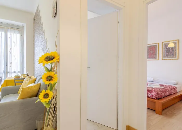 Guesthost - Cenisia District Bright Sunflower Mini Flat *